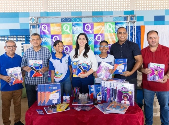 Prefeitura de Campo Alegre entrega livros didáticos e kits escolares aos alunos da rede municipal