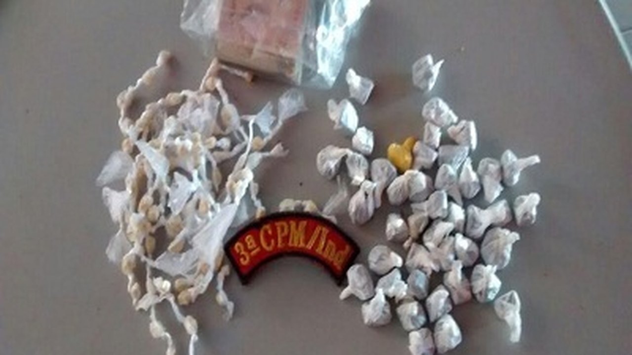 PM apreendem drogas e conduzem três à Central de Flagrantes