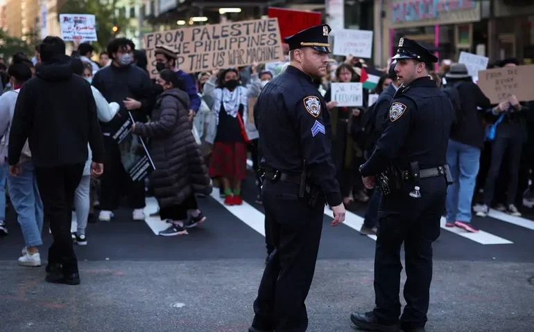 Polícia prende manifestantes durante protesto pró-Palestina em universidade nos EUA