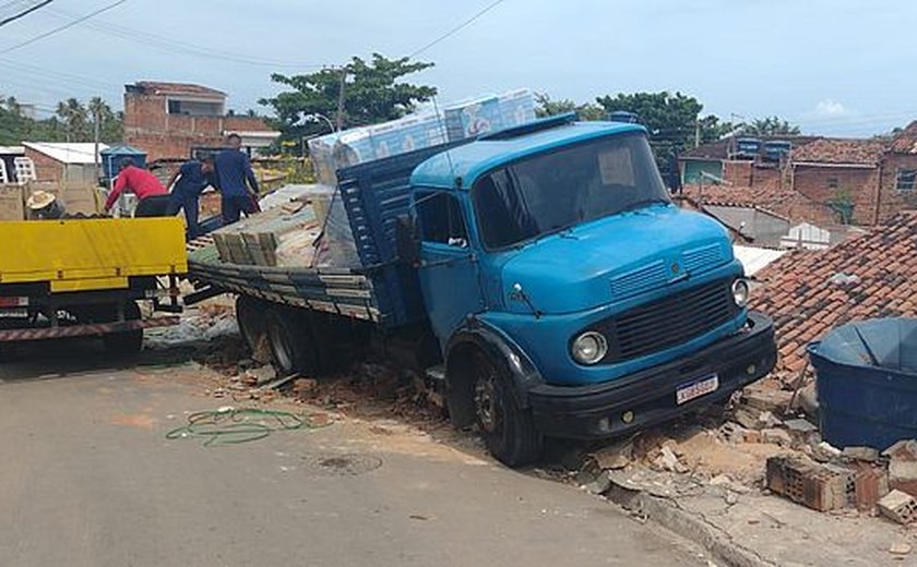 Caminhão desgovernado atinge duas casas em Guaxuma