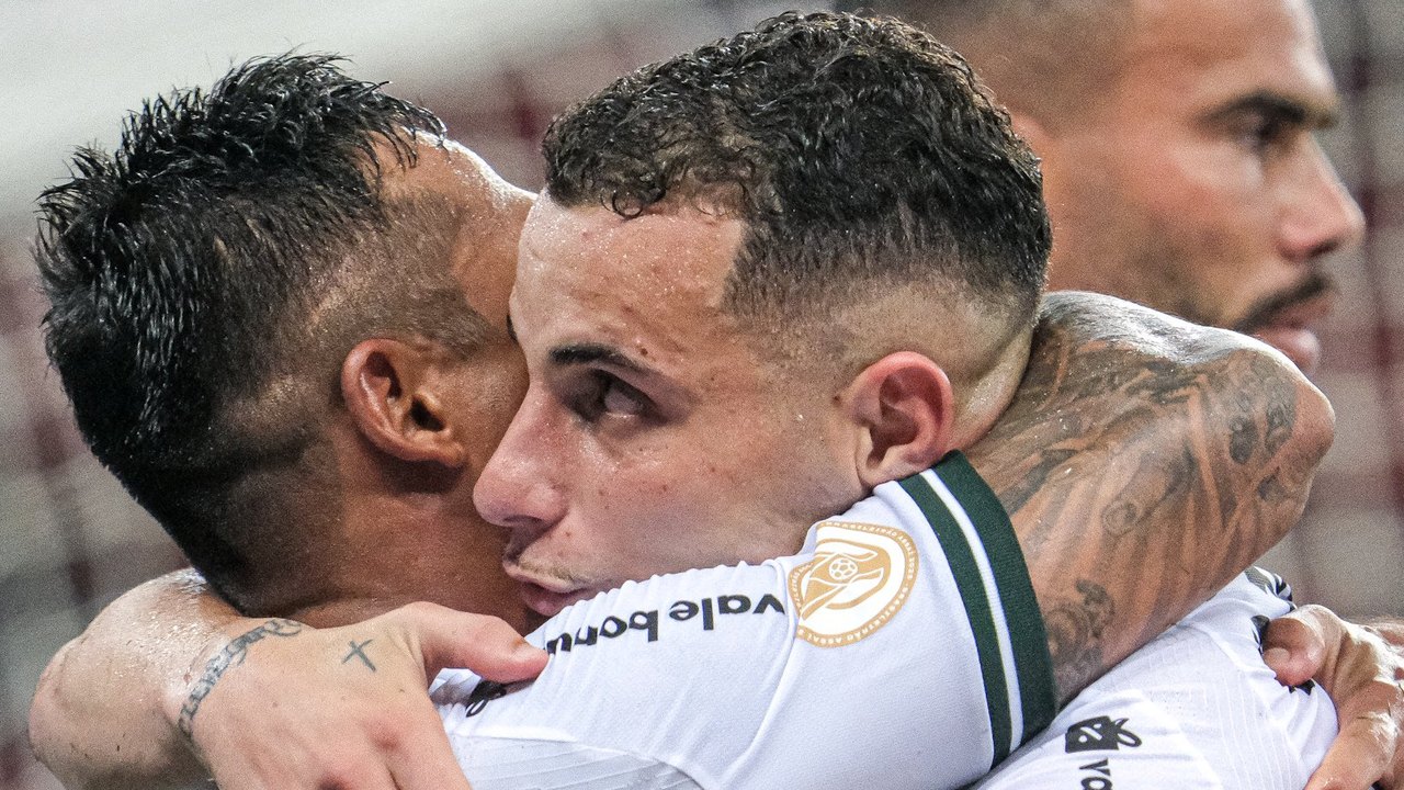 Inter perde para Coritiba em jogo com 4 pênaltis e expulsão mais rápida do Brasileirão