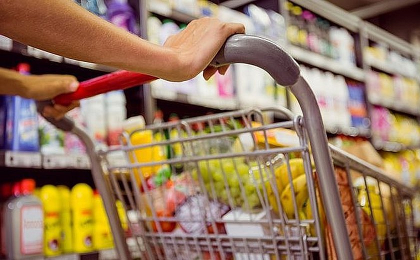 Inflação e redução do auxílio emergencial já derrubam vendas nos supermercados