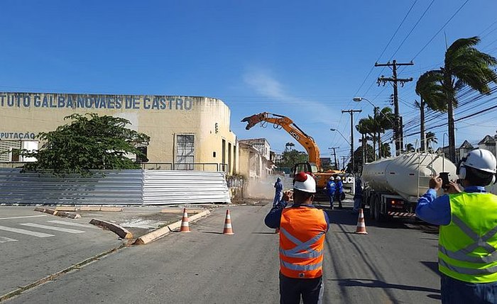 Prédio sendo demolido por técnicos contratados pela Braskem