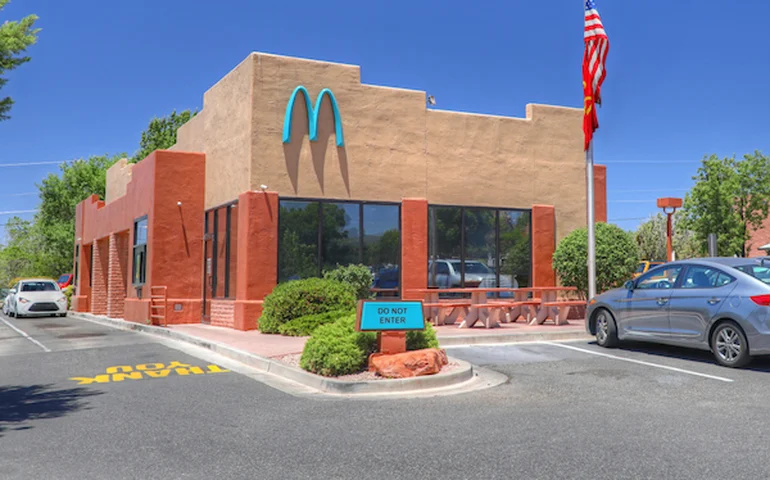 McDonald's azul? Cidade nos EUA proíbe tradicionais arcos amarelos da lanchonete; entenda
