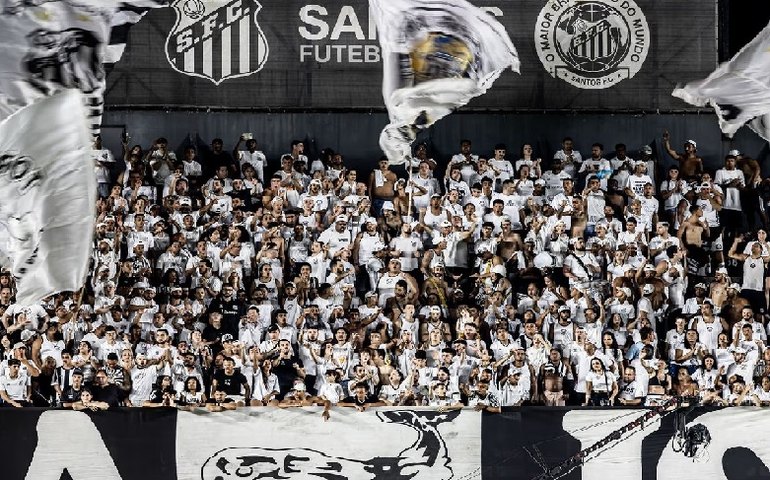Hellmann e Falcão conversam com torcedores do Santos em protesto no CT Rei Pelé