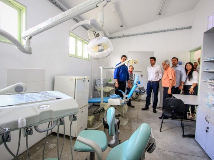 Rui Palmeira entrega USF e autoriza obra em quadra no Selma Bandeira