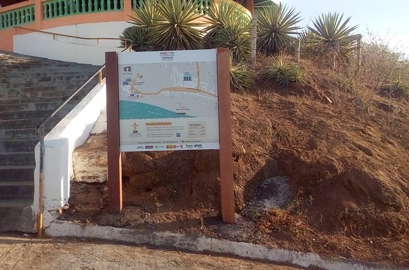 Prefeitura de Pão de Açúcar fixa placa como sinalização turística para o Cristo Redentor