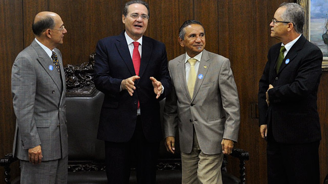 Renan garante apoio a pleito da Justiça do Trabalho