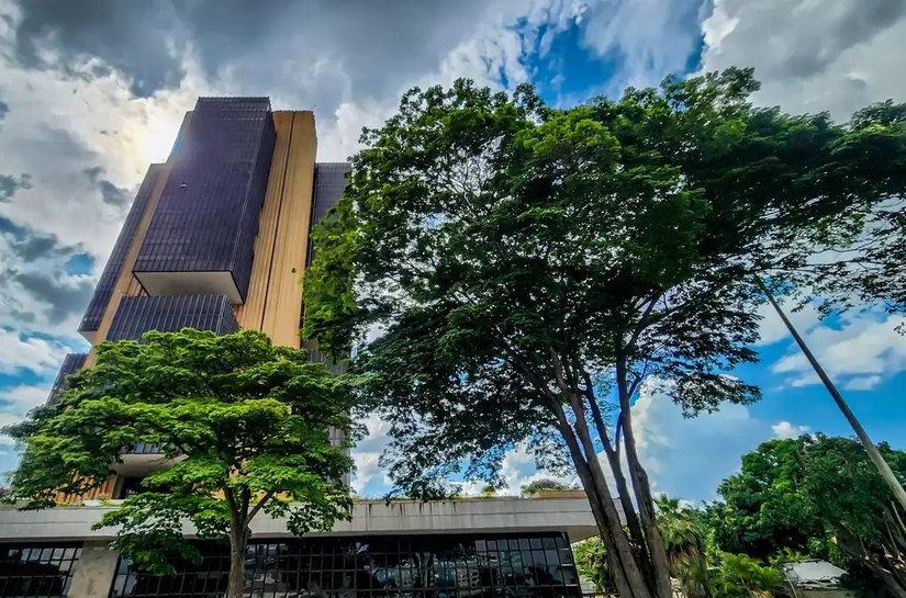 Juros médios cobrados pelos bancos chegam a 43,7% ao ano em fevereiro