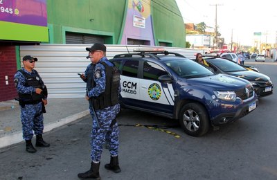 Guarda Municipal presta apoio após parte da cobertura do Mercado de Jaraguá desabar