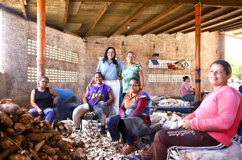 Prefeita Edilza Alves homenageia mulheres trabalhadoras das Casas de Farinha da Mata Limpa