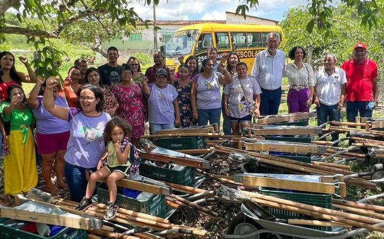 Semudh participa de entrega de kits agrícolas para associação de mulheres do campo