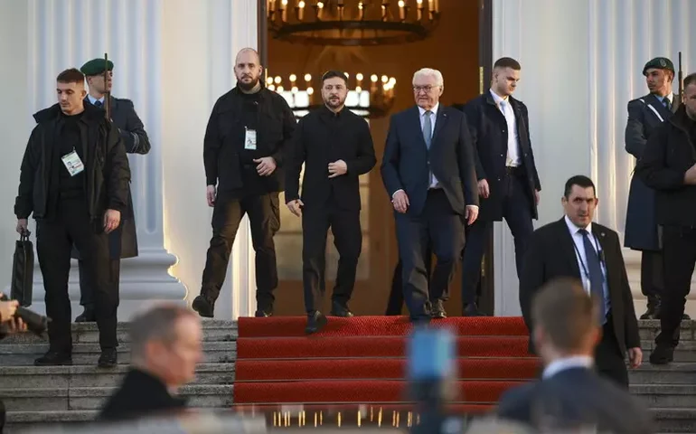 Zelensky e enviados dos EUA continuam negociações em Berlim sobre guerra