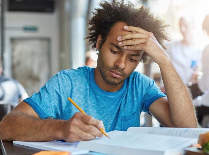 83% dos universitários enfrentam dificuldades emocionais, aponta pesquisa