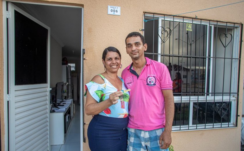 Família que teve casa colapsada por fortes chuvas recebe apartamento da Prefeitura