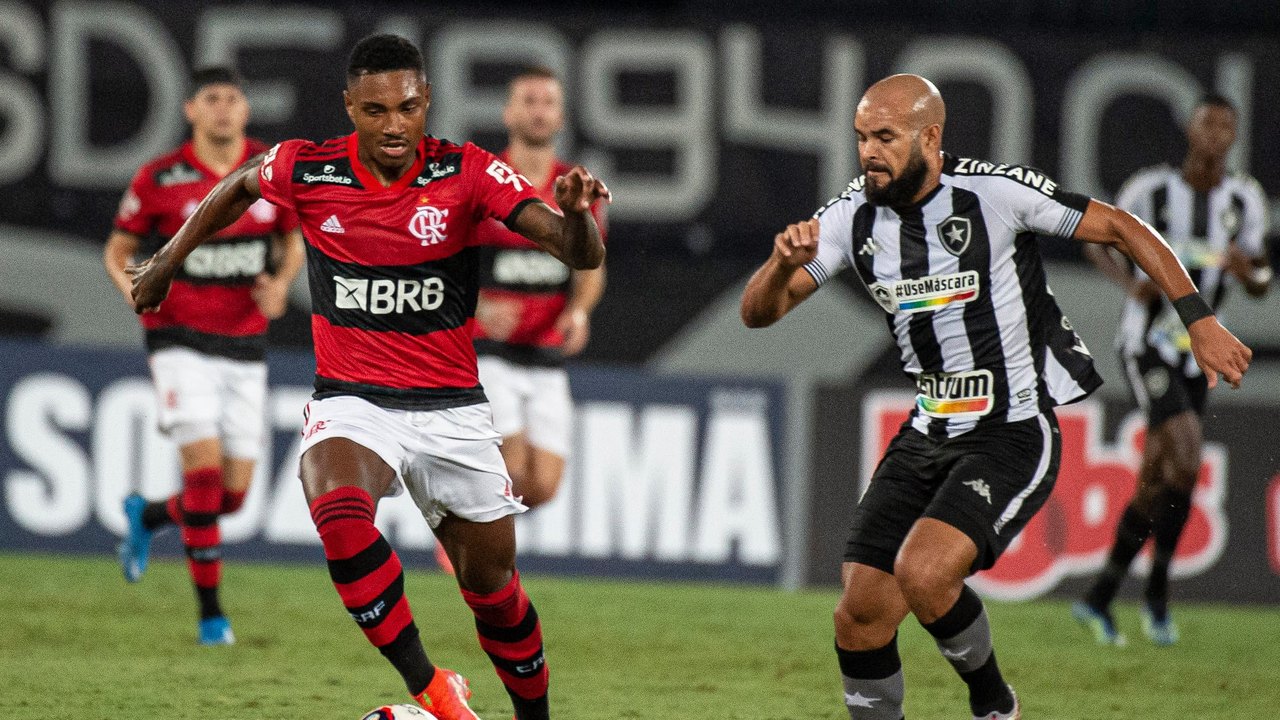 Flamengo vence Botafogo no Engenhão e assume a liderança do Carioca