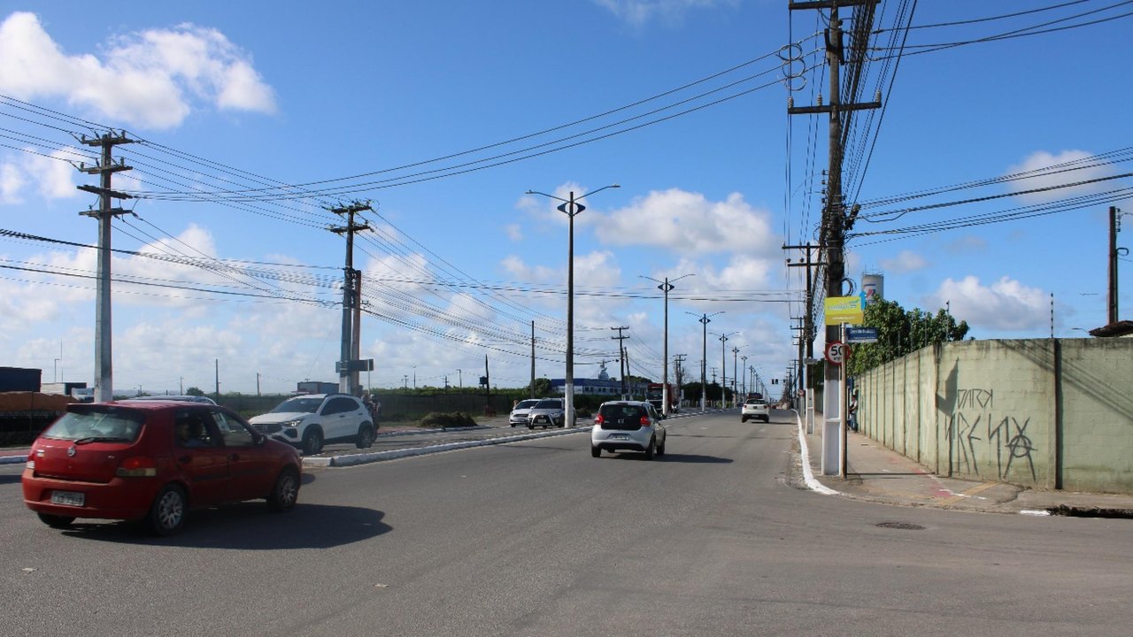 Após rede coletora de esgoto, Avenida Cachoeira do Meirim recebe nova pavimentação