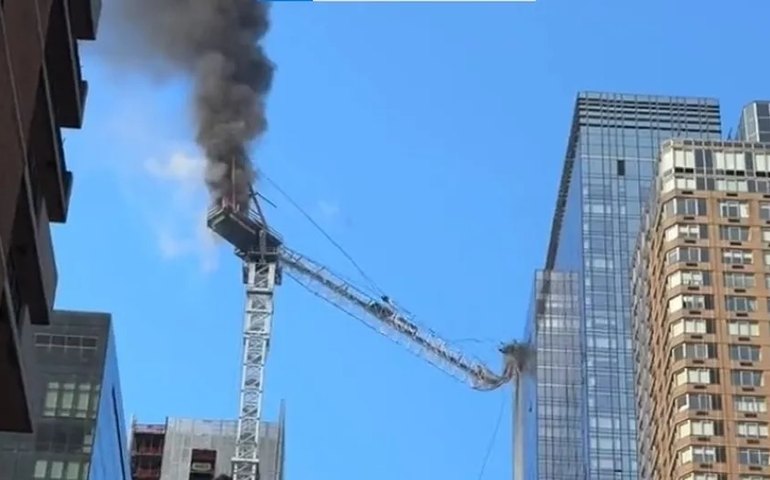 Guindaste pega fogo e desaba em Nova York; vídeo
