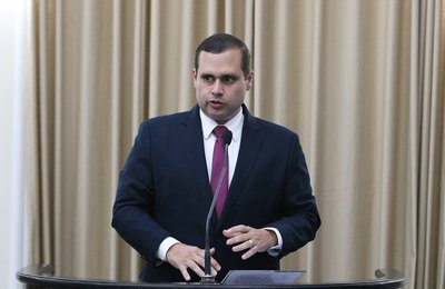 Fernando Pereira critica transferência do transporte escolar em Campo Alegre