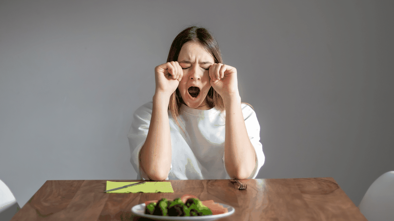 Bateu sono depois do almoço? Entenda se a comida é realmente a culpada