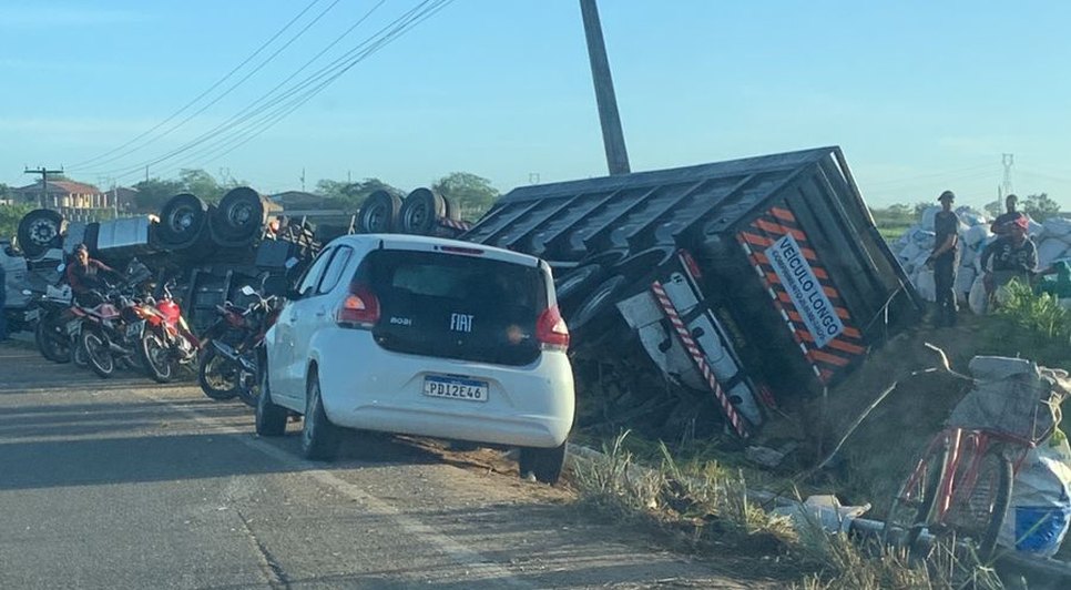 Acidente deixa carreta capotada e veículos engavetados em Nossa Senhora Aparecida; VÍDEO