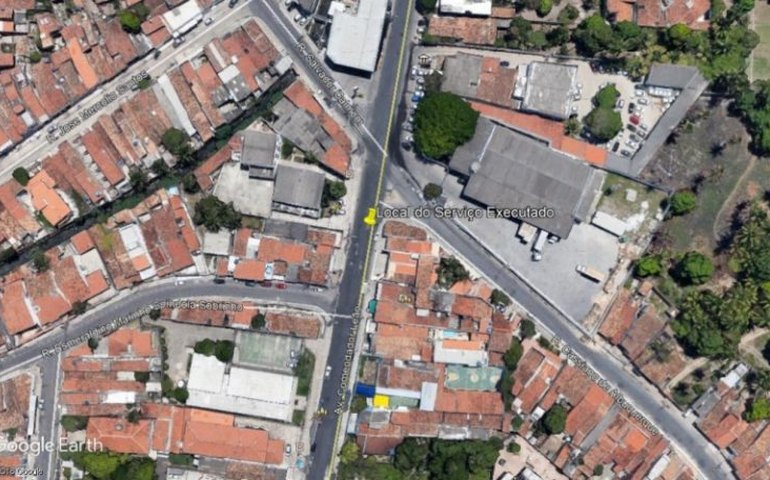 Casal realiza conserto de rede coletora de esgoto no bairro do Poço