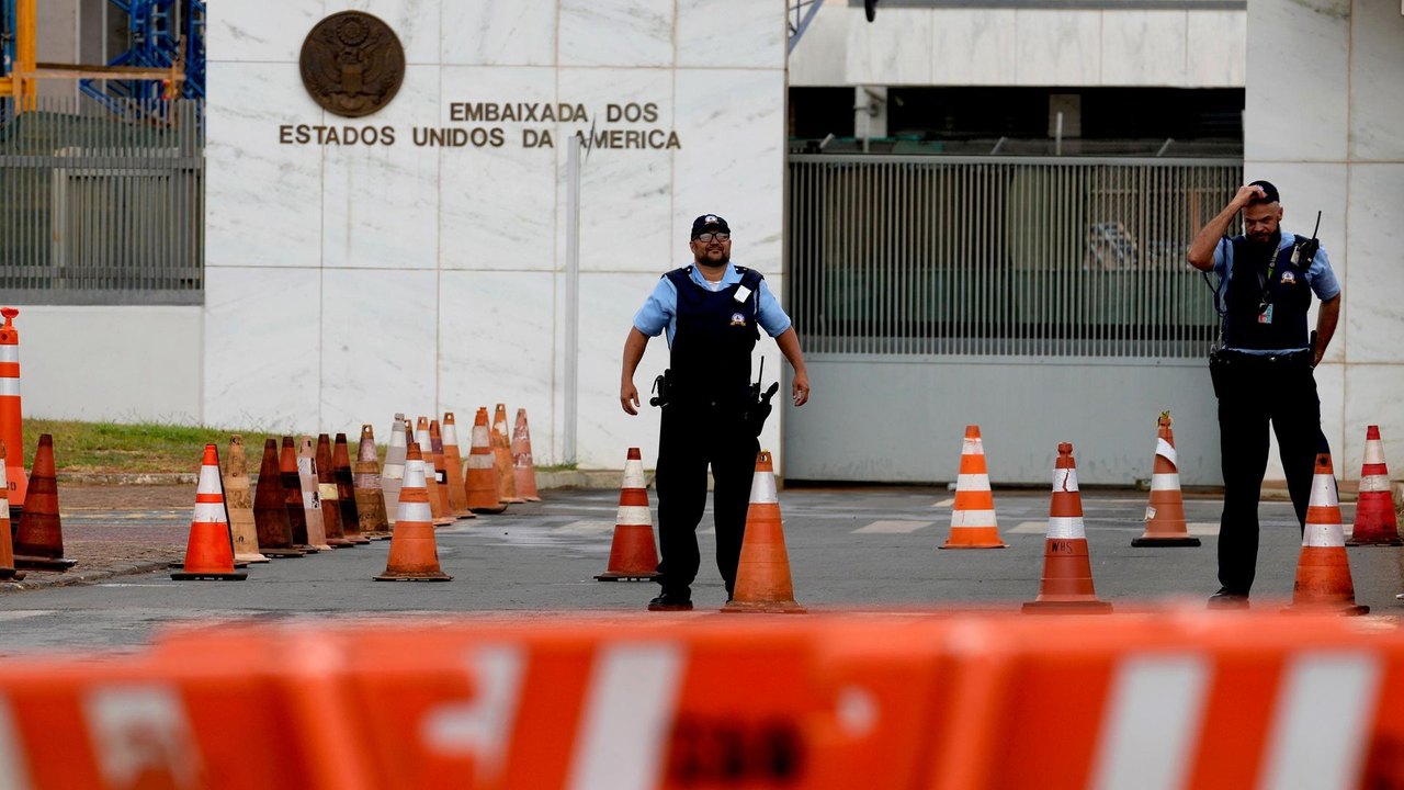 Suspensão nos atendimentos da embaixada dos EUA ocorre em meio a clima de tensão eleitoral no Brasil