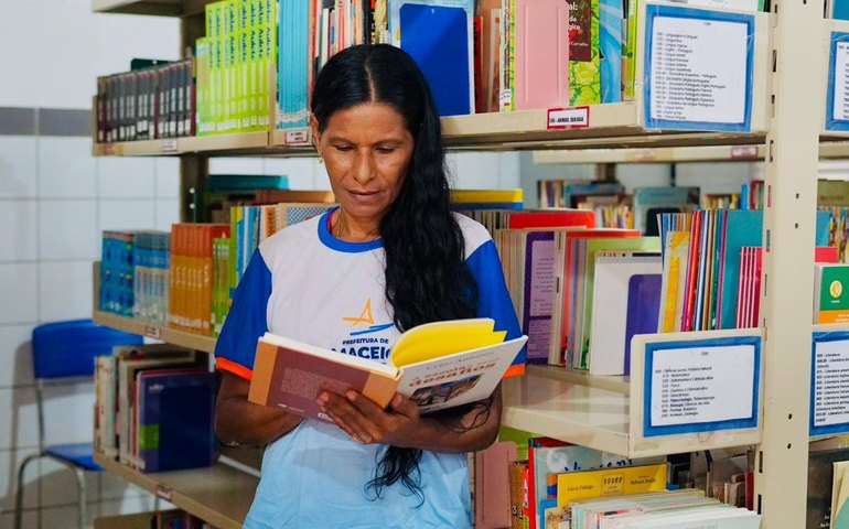 Do medo à coragem: aos 51 anos, dona de casa volta a estudar e quer escrever a própria história