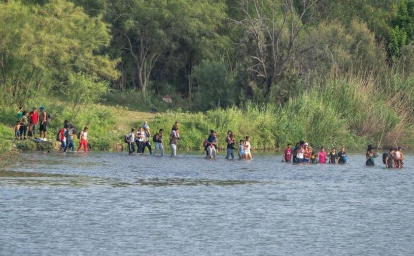 Agentes da imigração dos EUA são orientados a empurrar crianças e bebês em rio na fronteira com o México