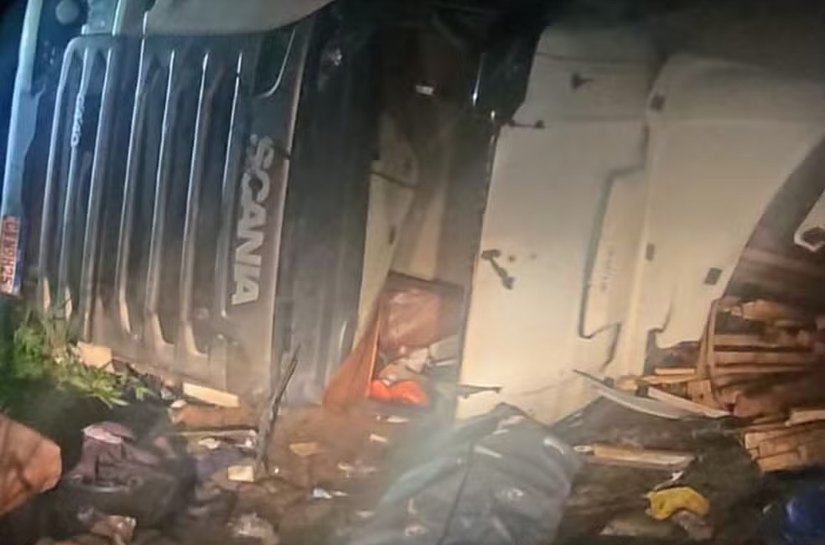 Motorista morre após carreta carregada de madeira capotar na BR-316, em Pilar