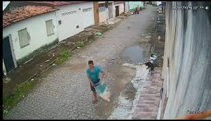Homem é flagrado furtando baldes de lixo em Nossa Senhora do Socorro: VÍDEO.jpg