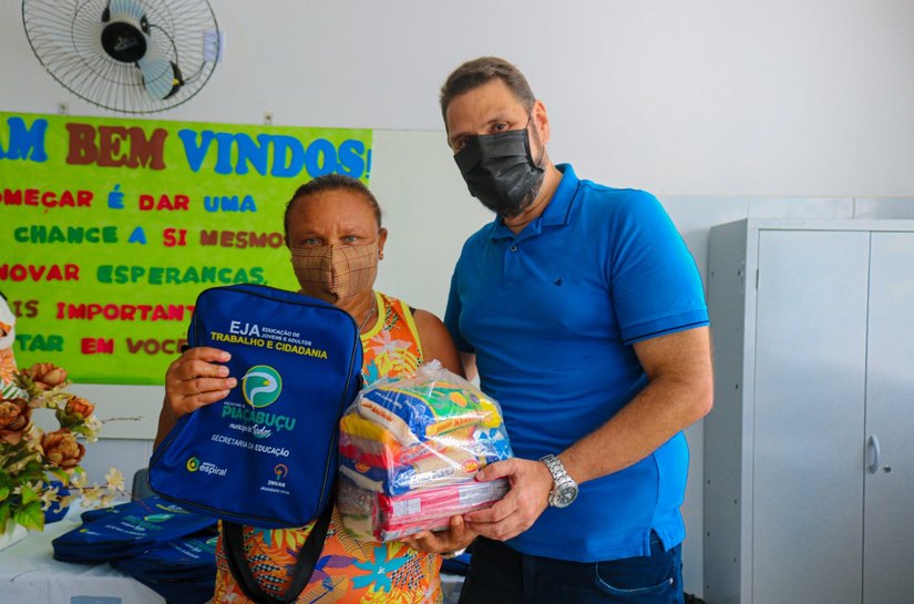 Alunos da EJA de Piaçabuçu recebem Kit Alimentação e Escolar