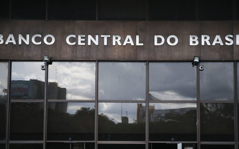 Crédito livre recua com juros altos e bancos reforçam cautela diante de endividamento recorde