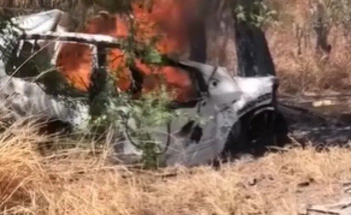 Carro colidiu com carreta