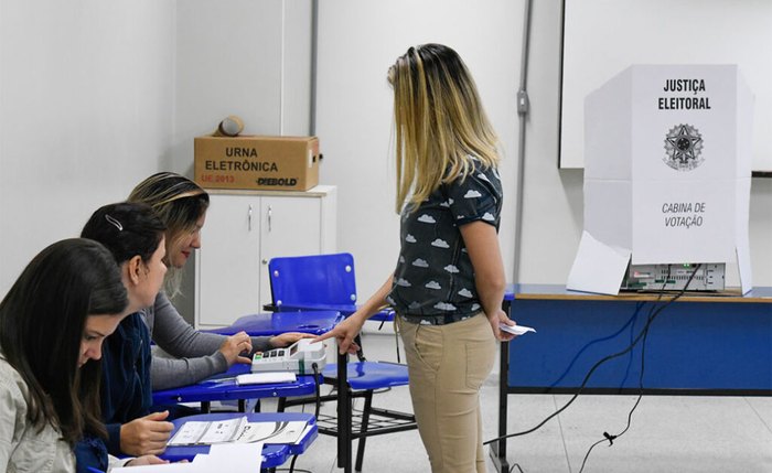Eleitora se prepara para votar Eleitora se prepara para votar