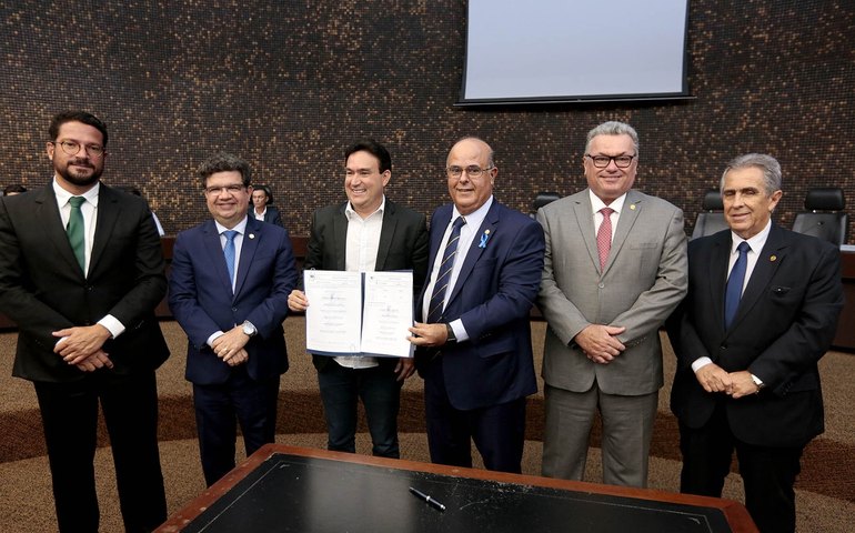 Prefeito Jorge Galvão assina no TJ adesão do município de Jundiá ao programa Moradia Legal