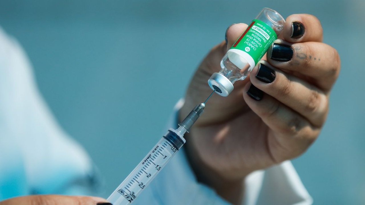EUA: principal responsável por vacinas na FDA renuncia e faz críticas ao secretário de saúde