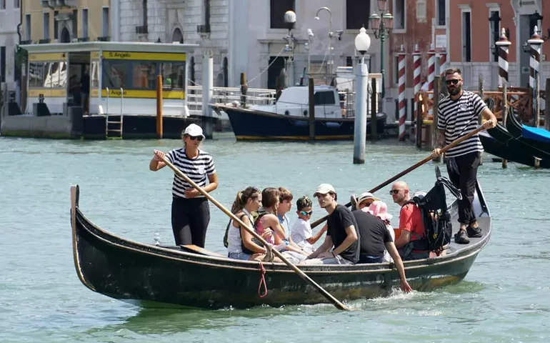 Turistas 'invadem' gôndolas de transporte em Veneza