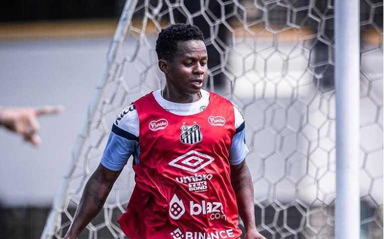 Cazares se recupera de lesão e será titular do Santos no duelo de domingo em Bragança Paulista