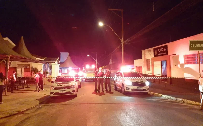 Homem procura atendimento em hospital, esfaqueia sete pessoas e é morto pela PM