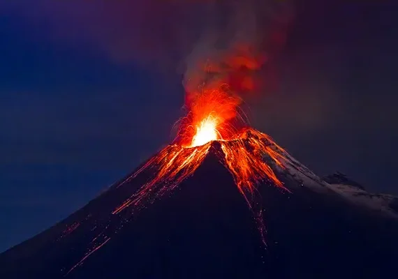Centenas de pessoas são evacuadas devido a erupção vulcânica na Indonésia