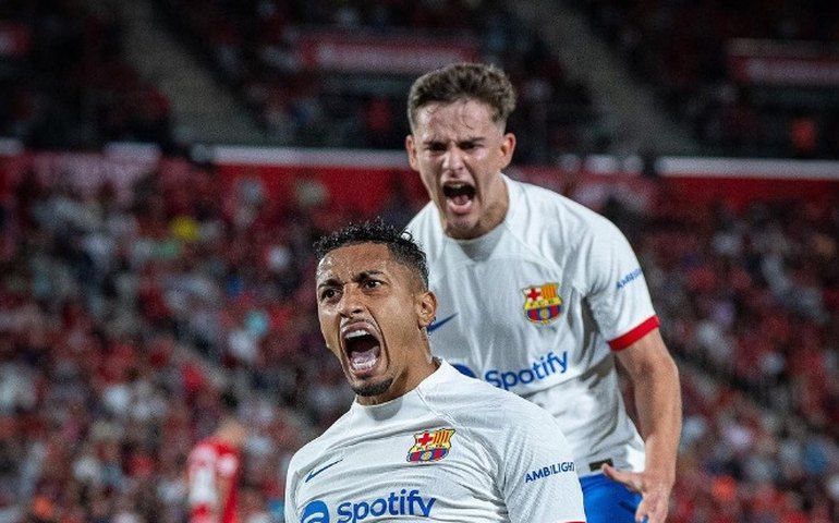 Barcelona tem acordo verbal com Manchester City para comprar João Cancelo por R$ 180 milhões, diz TV