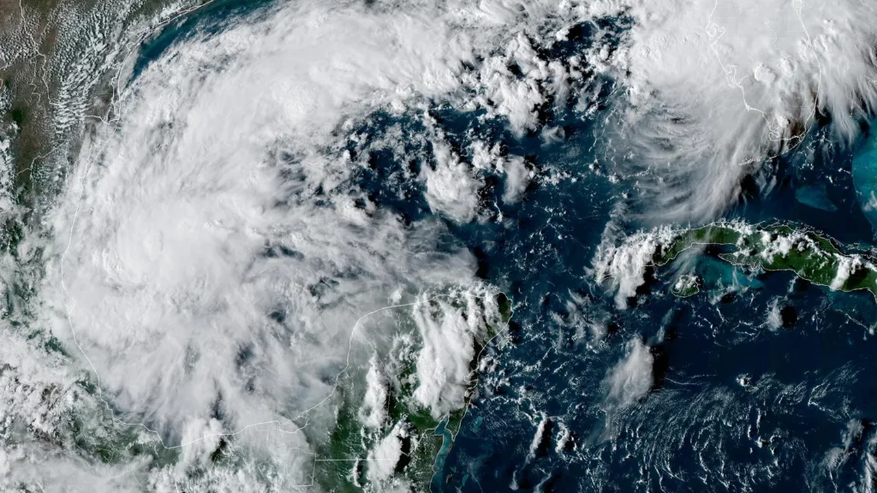 Tempestade tropical Isaías está se formando, com previsão de se tornar um furacão e atingir a costa do Golfo dos EUA esta semana.