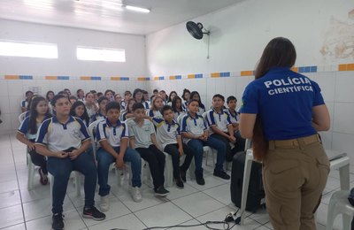 Polícia Científica participa de projeto sobre profissões para inspirar alunos em Arapiraca