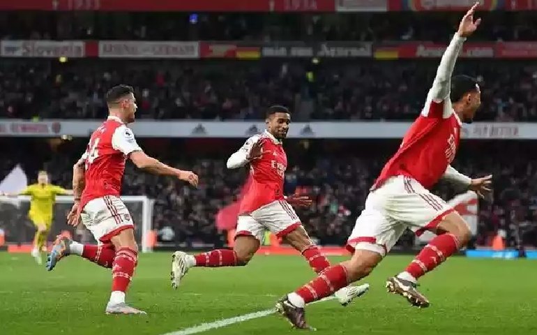 Gol contra salva o Arsenal de derrota e Roma abre vantagem na Liga Europa