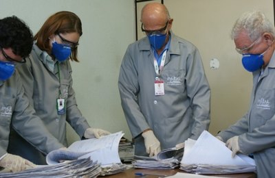 Equipe operacional realiza triagem em documentos do Ipaseal Saúde