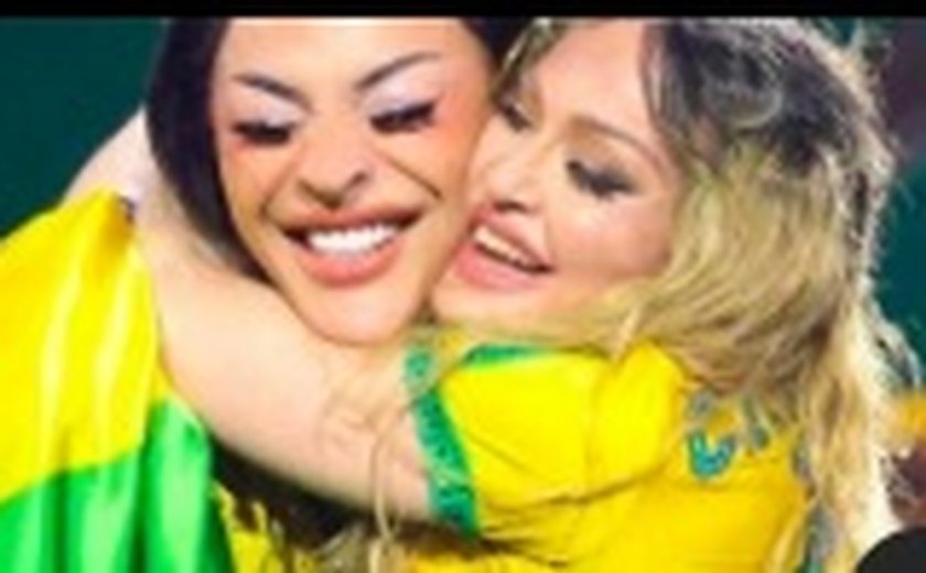 'Entalada' no cropped? Pabllo Vittar ajuda Madonna com figurino segundos antes de subirem ao palco; vídeo viraliza