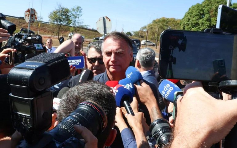 Bolsonaro diz que vai consultar advogado antes de falar à imprensa