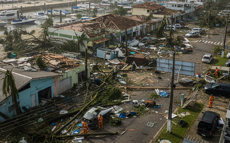 Forte temporal com microexplosão provoca destruição e pânico em cidade catarinense