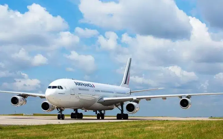 Denúncia anônima e interrogatório: entenda suspeita de tráfico de pessoas que bloqueou voo e reteve 303 indianos na França